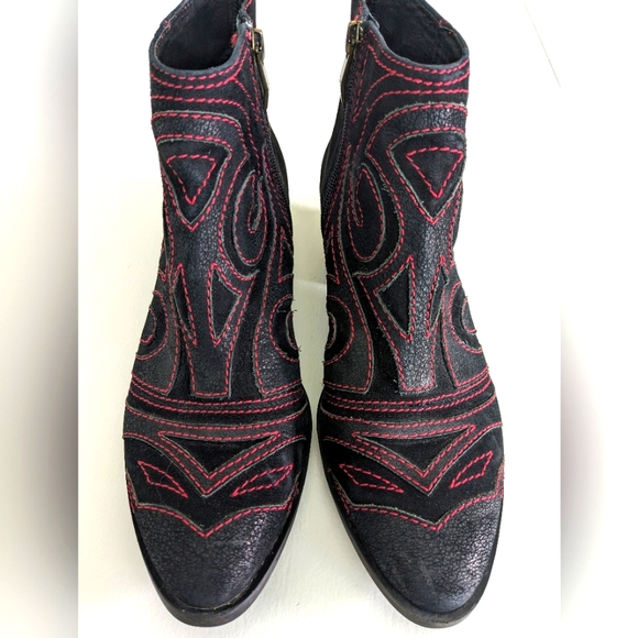 VINCE CAMUTO Booties - Picture 2 of 7